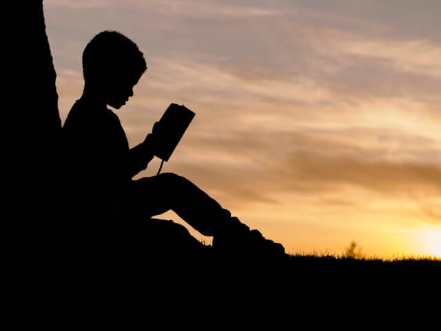 読書中の子ども